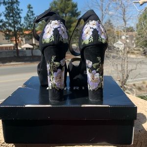 TORRID EMBROIDERED PLATFORM PEEP TOE HEELS